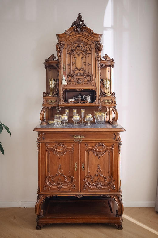 独角鹿西洋古董1890年代法国出品路易十五风格花卉卷叶纹胡桃木精雕装饰大理石台面大型边柜 商品图1