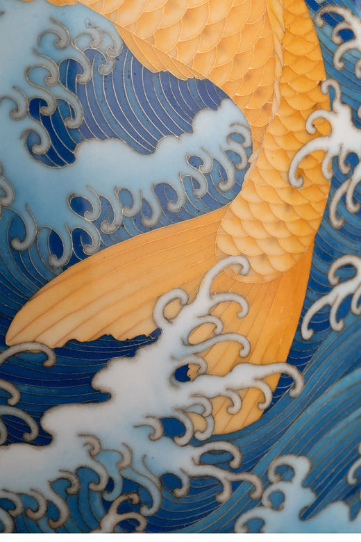 独角鹿西洋古董20世纪日本大正时期七宝烧巨匠安藤重兵卫出品「遊鯉」主题纯银胎七宝烧赏瓶 带原木盒 商品图4