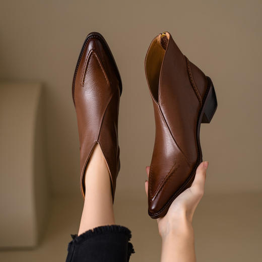 【预售5天】头层牛皮尖头粗跟短靴MLNS*F7102 商品图0