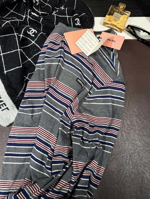 时髦妞们来❗️𝟐𝟓秋冬新款miu～条纹衫长袖 情侣款 商品图6