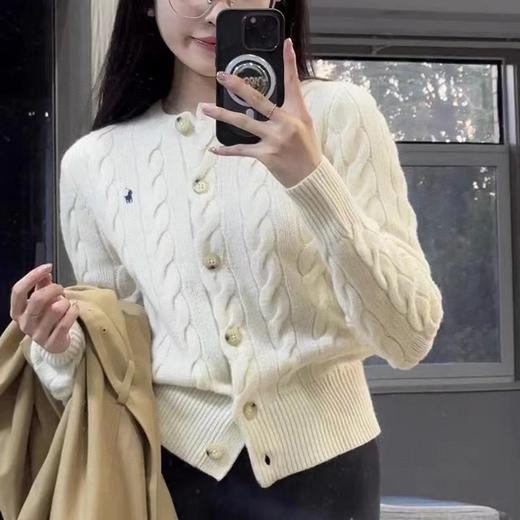 点此购买 拉夫秋冬季女士战马刺绣麻花针织毛衣开衫 mp 336075 商品图5