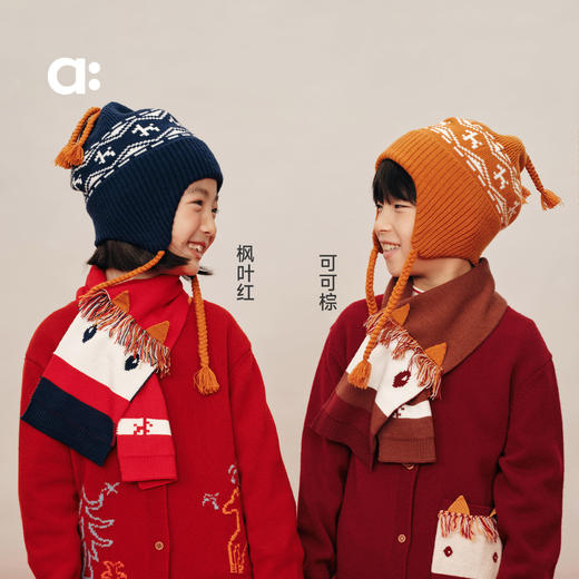 幼岚美丽诺羊毛【毛织拼接小马围巾】儿童围巾25冬款新品 采用细腻美丽诺羊毛与进口东丽抗起球腈纶拼接，柔软亲肤且不易起球，12针提花工艺精致勾勒生肖小马图案，保暖有型，为孩子送上新年温暖祝福 商品图3