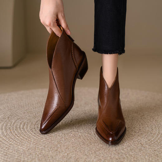 【预售5天】头层牛皮尖头粗跟短靴MLNS*F7102 商品图3