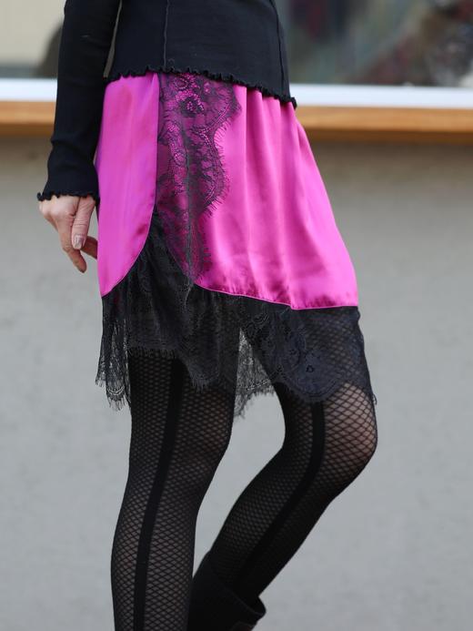 TYNVIE 缎面蕾丝边弹性束腰裙 - 紫红色 商品图4