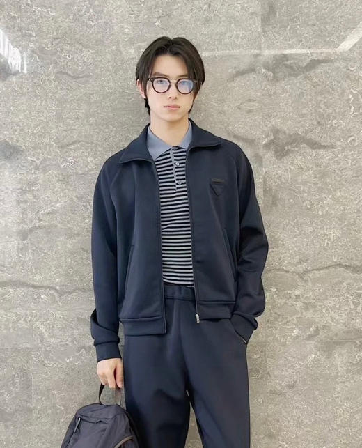 普拉达 25FW三角标立领拉链修身外套（DY） 商品图2