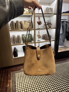 到手价1899元 Coach新品Hadley 腋下斜挎包，洋气翻毛皮棕色真的有气质 尺寸25x24x8cm 美国代购，无中文标签，介意慎拍