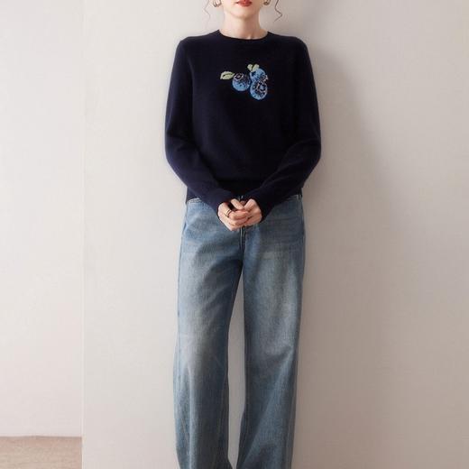 「高货rig」全新升级【铂金会员514/天猫699/差价185】(95407)洛诗琳气质蓝莓提花羊绒衫2025秋冬新款圆领套头针织毛衣 商品图2