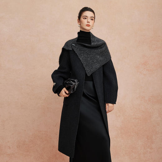 QH946斯尔丽2025新款含羊绒设计感亮片套头围巾松弛老钱风高级出片大衣 商品图0