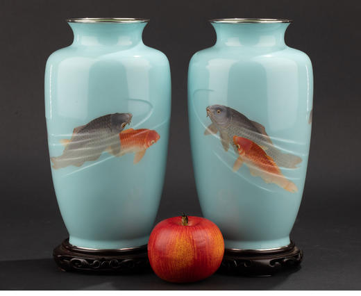 独角鹿西洋古董20世纪日本大正时期七宝烧大师権田広助出品「遊鯉」主题七宝烧赏瓶一对 商品图1