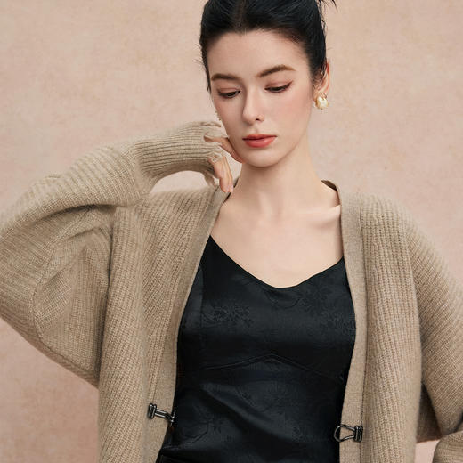 QG648斯尔丽2025新款粗针老钱风时尚百搭落肩开衫 商品图4