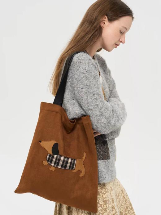 local tag/lt25awk54/穿格纹外套的小狗 暖棕麂皮重工贴布绣托特 商品图0