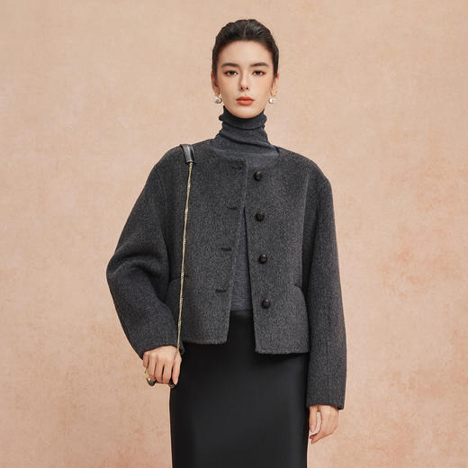 QH936斯尔丽25新款含羊绒含桑蚕丝复古小香风别致圆领小个子双面呢大衣 商品图9