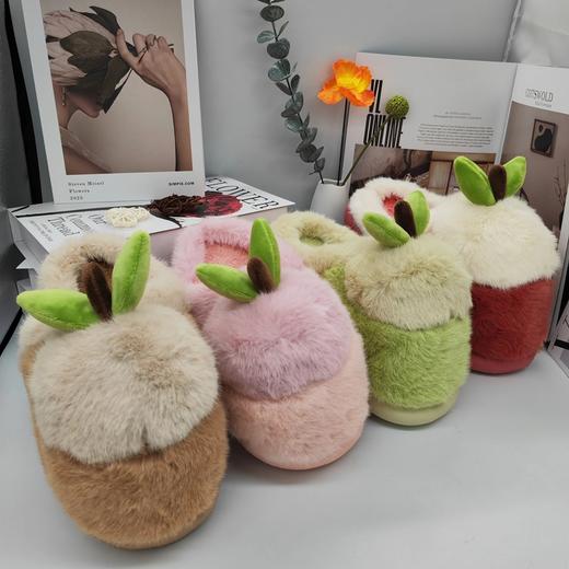 2025秋冬新品首发福利 39.9拿下『YY小苹果亲子款棉拖鞋LH8522』2025秋冬新品首发福利，每一脚都是又暖又软的感觉✅饱满立体的小苹果造型 甜美又可爱 商品图2