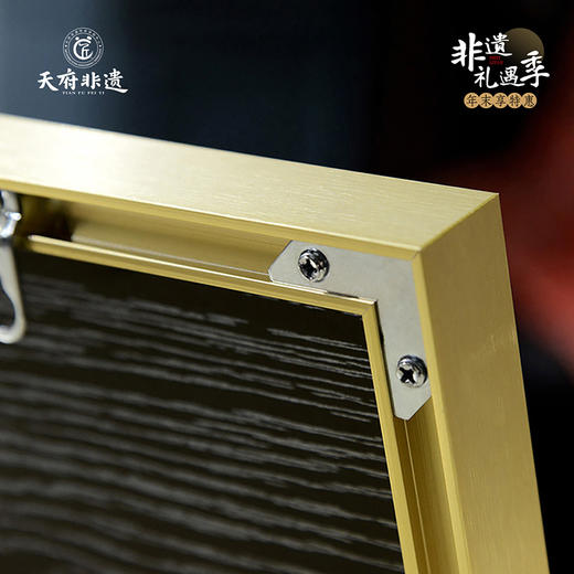 #非遗礼遇季#【蜀锦框画系列】老伙记非遗蜀锦摆件 刺绣工艺品四川纪念品 客厅书房装饰金属边框挂件 中国风特色礼物节日礼品 清仓活动售完即止 商品图3