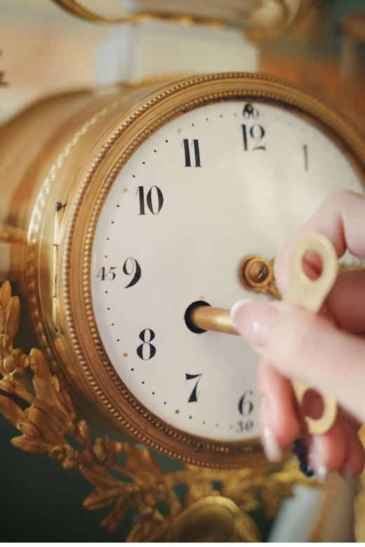 【已售】独角鹿西洋古董1890年代法国出品新古典主义风格铜鎏金镶嵌白色大理石壁炉座钟套件 商品图3