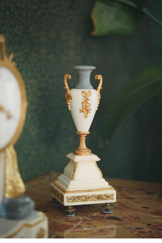 【已售】独角鹿西洋古董1890年代法国出品新古典主义风格铜鎏金镶嵌白色大理石壁炉座钟套件 商品图4