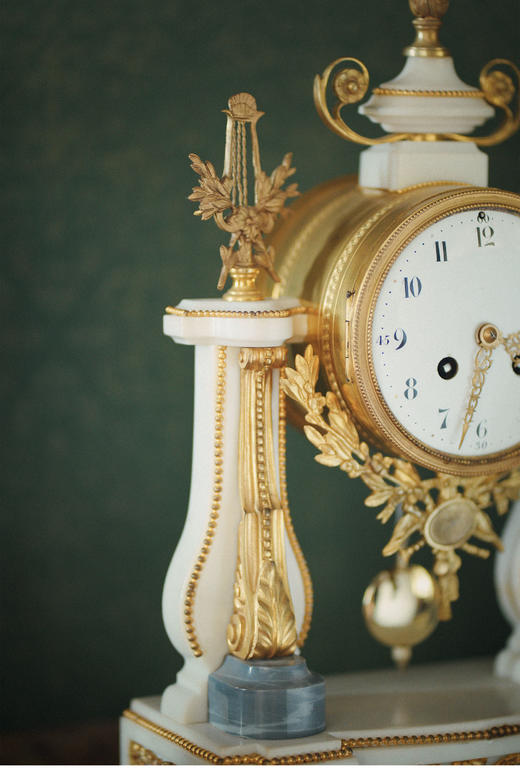 【已售】独角鹿西洋古董1890年代法国出品新古典主义风格铜鎏金镶嵌白色大理石壁炉座钟套件 商品图2