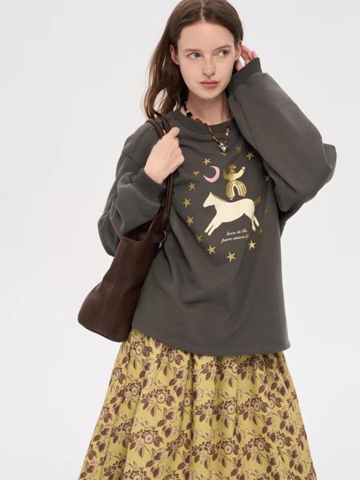 local tag/lt25awk34/星星小马 手绘金色印花长袖宽松卫衣 商品图1