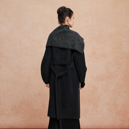 QH946斯尔丽2025新款含羊绒设计感亮片套头围巾松弛老钱风高级出片大衣 商品图1