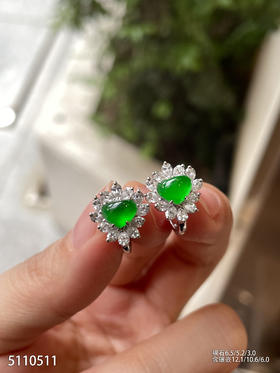 5110511，心形耳钉。具体价格微信咨询