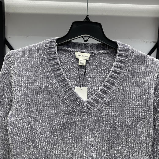 Calvin Klein Jeans/CK 女秋季时尚宽松舒适软糯绒面V领针织毛衣 商品图2