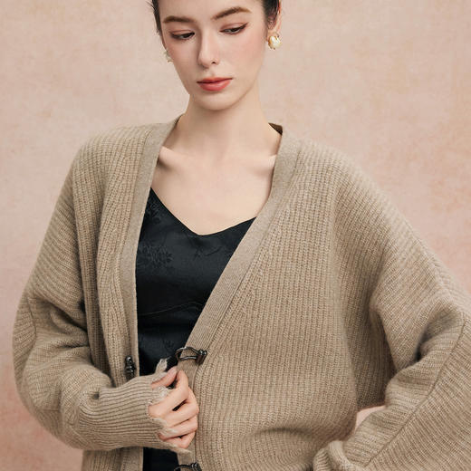 QG648斯尔丽2025新款粗针老钱风时尚百搭落肩开衫 商品图2