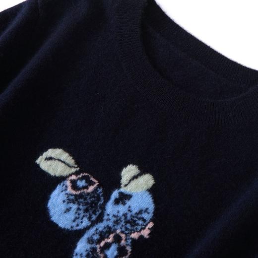 「高货rig」全新升级【铂金会员514/天猫699/差价185】(95407)洛诗琳气质蓝莓提花羊绒衫2025秋冬新款圆领套头针织毛衣 商品图3