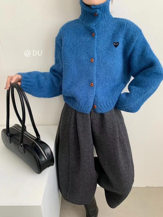 D112037松弛感毛茸茸爱心刺绣高领针织开衫 商品图3