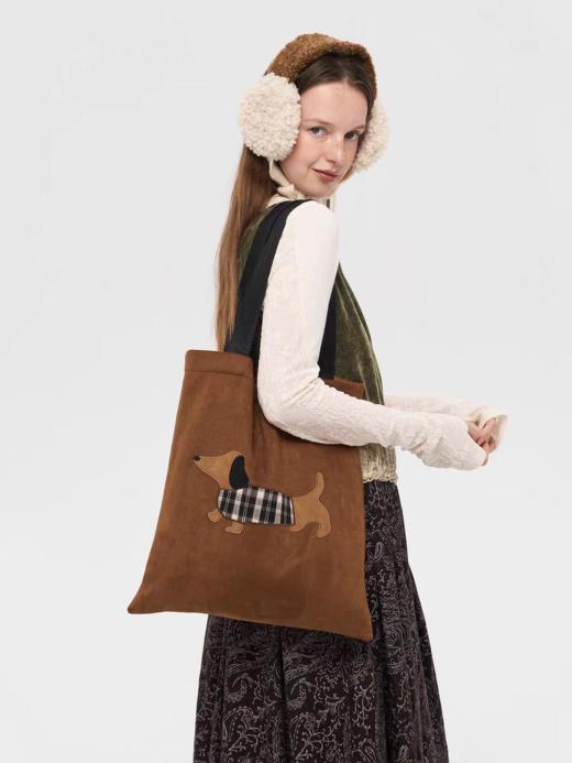 local tag/lt25awk54/穿格纹外套的小狗 暖棕麂皮重工贴布绣托特 商品图2