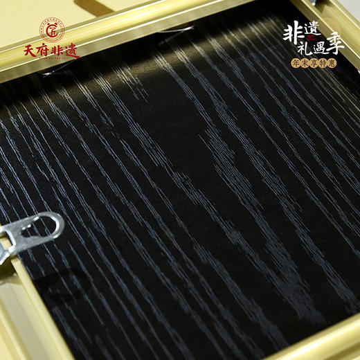 #非遗礼遇季#【蜀锦框画系列】老伙记非遗蜀锦摆件 刺绣工艺品四川纪念品 客厅书房装饰金属边框挂件 中国风特色礼物节日礼品 清仓活动售完即止 商品图4