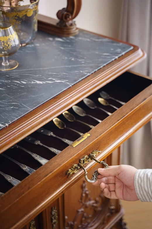 独角鹿西洋古董1890年代法国出品路易十五风格花卉卷叶纹胡桃木精雕装饰大理石台面大型边柜 商品图4