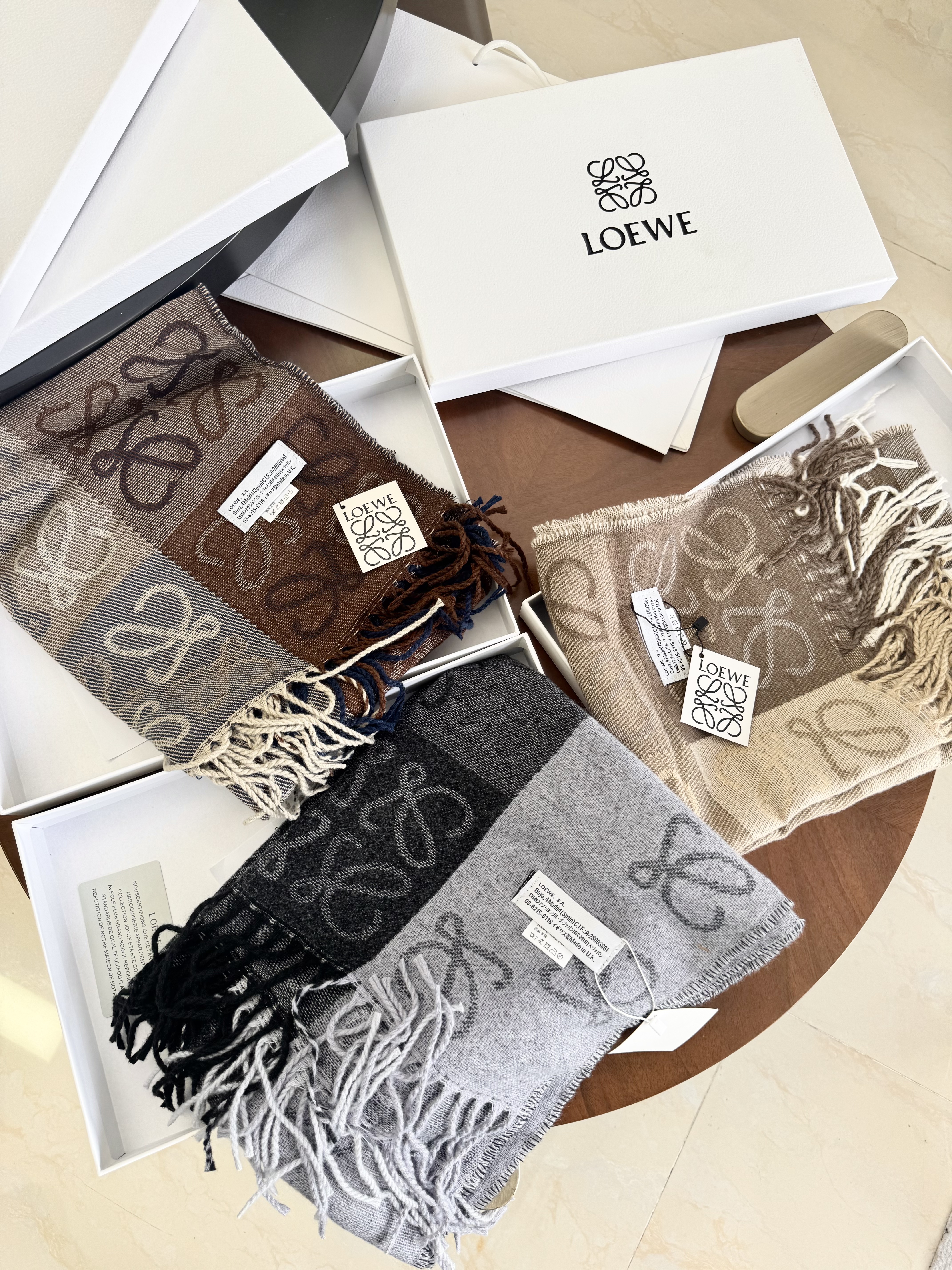 礼盒包装，同步专柜同步包装 三色！ 罗意威羊毛羊绒围巾 长180cm 宽40cm!!