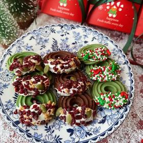 【圣诞花环曲奇】顶级安佳黄油  蔓越莓花环曲奇新口味  采用进口可可制作  口感层次丰富多样 每一口都是酥脆