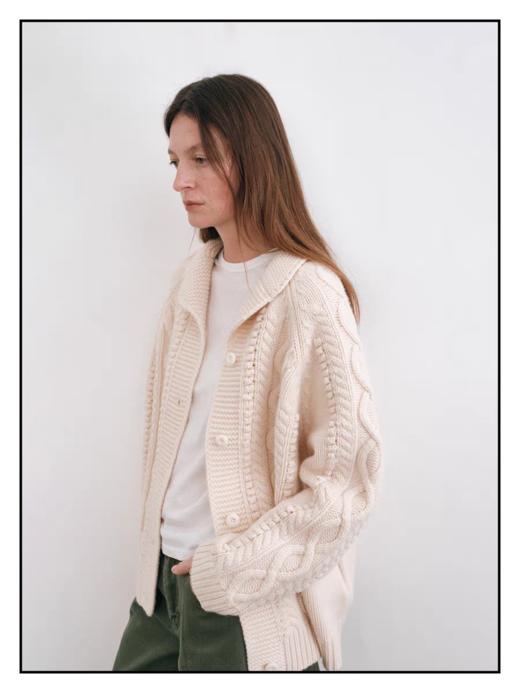 shyshystill/shy202509002/粗棒针感复古小翻领全羊毛麻花开衫 商品图3