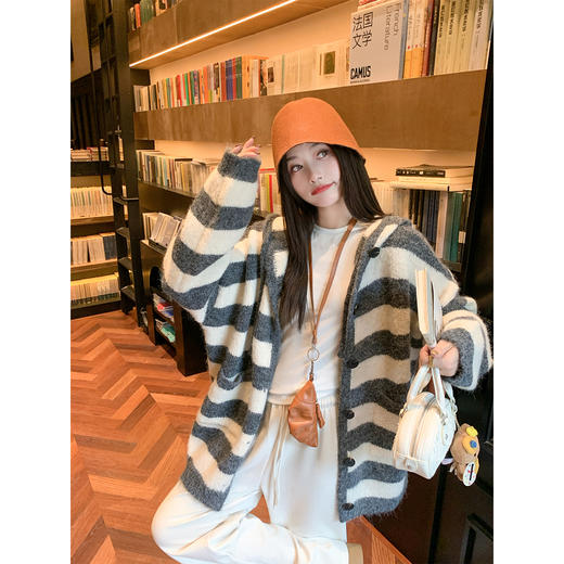 【189元任选2件】现货！白拼灰条纹连帽毛衣外套 商品图2