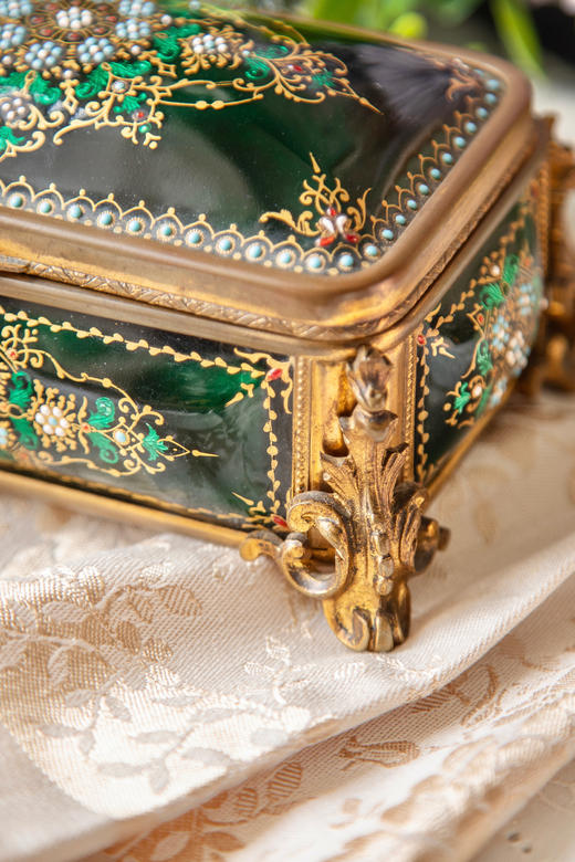 独角鹿西洋古董19世纪法国出品铜鎏金精雕装饰黑地卷叶花卉主题布雷松珐琅彩绘描金珍宝盒 商品图8