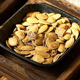 『新会陈皮南瓜籽』颗粒饱满，醇厚香脆，五香微咸，清新回味，坚果香与陈皮香交融