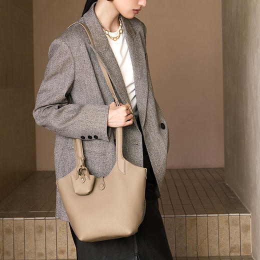 真皮秋冬轻奢小众设计手提斜挎水桶包QSL3182 商品图3