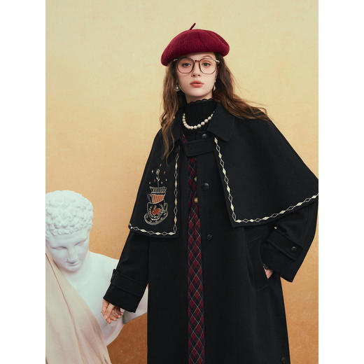 【暖冬内购】两三事 巴黎往事 2020冬季新款复古刺绣可拆披肩毛呢外套女宽松 商品图1