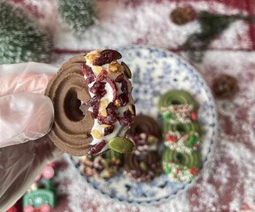 【圣诞花环曲奇】顶级安佳黄油  蔓越莓花环曲奇新口味  采用进口可可制作  口感层次丰富多样 每一口都是酥脆 商品图7