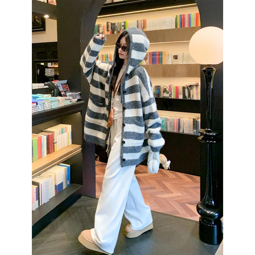 【189元任选2件】现货！白拼灰条纹连帽毛衣外套 商品图4
