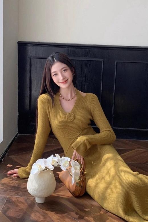 SIA SAYLOR 气质优雅挂脖花朵修身针织连衣裙 21803 商品图4