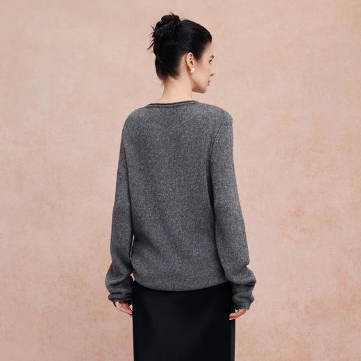 QH602斯尔丽2025新款轻柔软糯保暖手工盘花设计感强气质优雅毛衫 商品图10