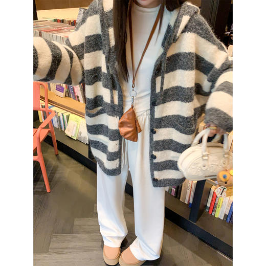 【189元任选2件】现货！白拼灰条纹连帽毛衣外套 商品图1