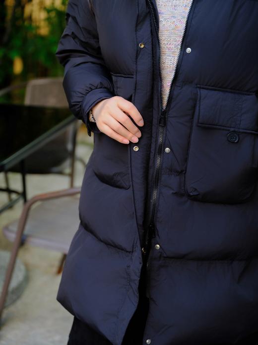 10天发货【中长款 貉子毛领 羽绒服】黑色&粉紫色，宽松的版型，包容性好，藏肉显瘦不臃肿，【毛领可拆卸、帽子不可拆卸】立领和连帽大毛领的设计护颈防风保暖，简约防风袖口。面料锦纶，填充白鸭绒，绒子50% 商品图7