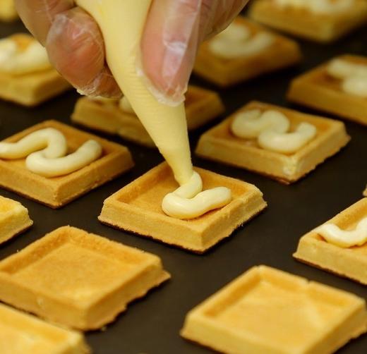 【焦糖奶油夹心曲奇】线下排队王  名店配方复刻  甜而不腻  爆浆黄油焦糖奶油夹心饼干 浓郁细腻的焦糖酱+特调黄油夹心  酥脆与绵软 商品图2