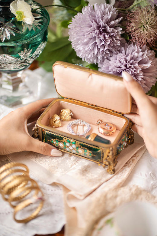 独角鹿西洋古董19世纪法国出品铜鎏金精雕装饰黑地卷叶花卉主题布雷松珐琅彩绘描金珍宝盒 商品图1