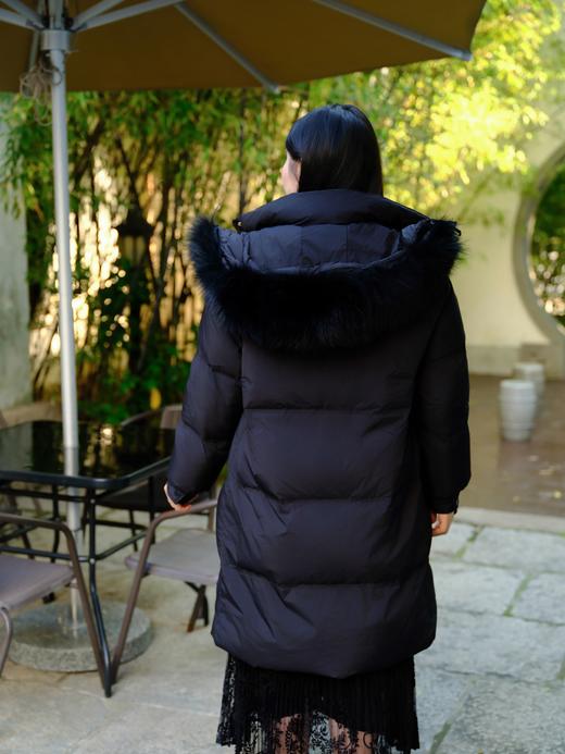 10天发货【中长款 貉子毛领 羽绒服】黑色&粉紫色，宽松的版型，包容性好，藏肉显瘦不臃肿，【毛领可拆卸、帽子不可拆卸】立领和连帽大毛领的设计护颈防风保暖，简约防风袖口。面料锦纶，填充白鸭绒，绒子50% 商品图4