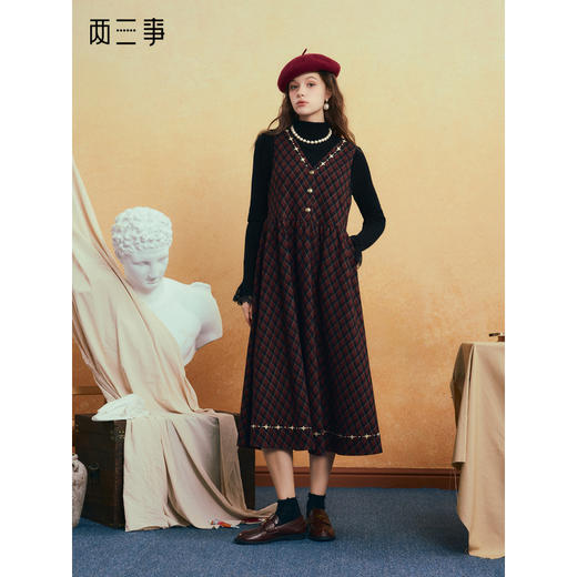 两三事 朗姆山茶 2025冬季新款复古星星刺绣格子背心裙连衣裙 商品图0