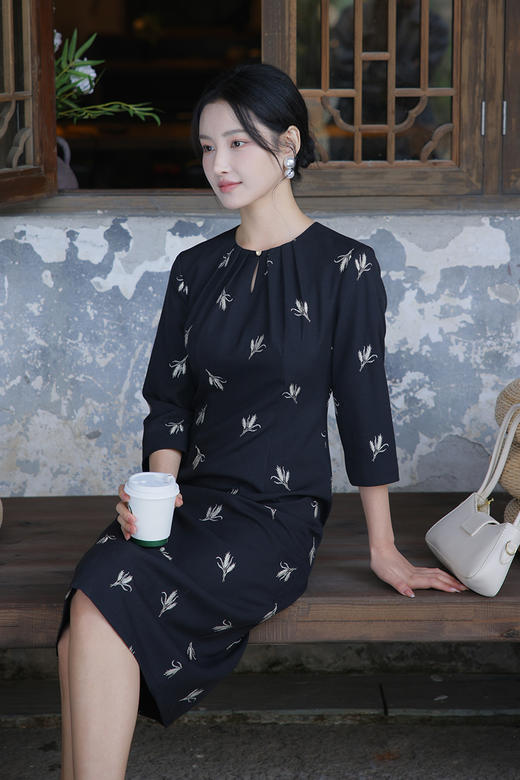 【26年春季第2波投票】YP2611010大气职场通勤水滴领叠褶麦穗刺绣连衣裙 商品图8